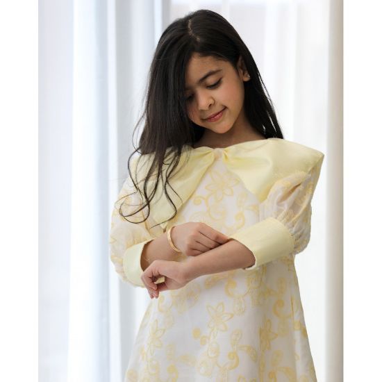 صورة فستان بناتي أصفر مشجر بدلعة وأكمام شفافة - 1134